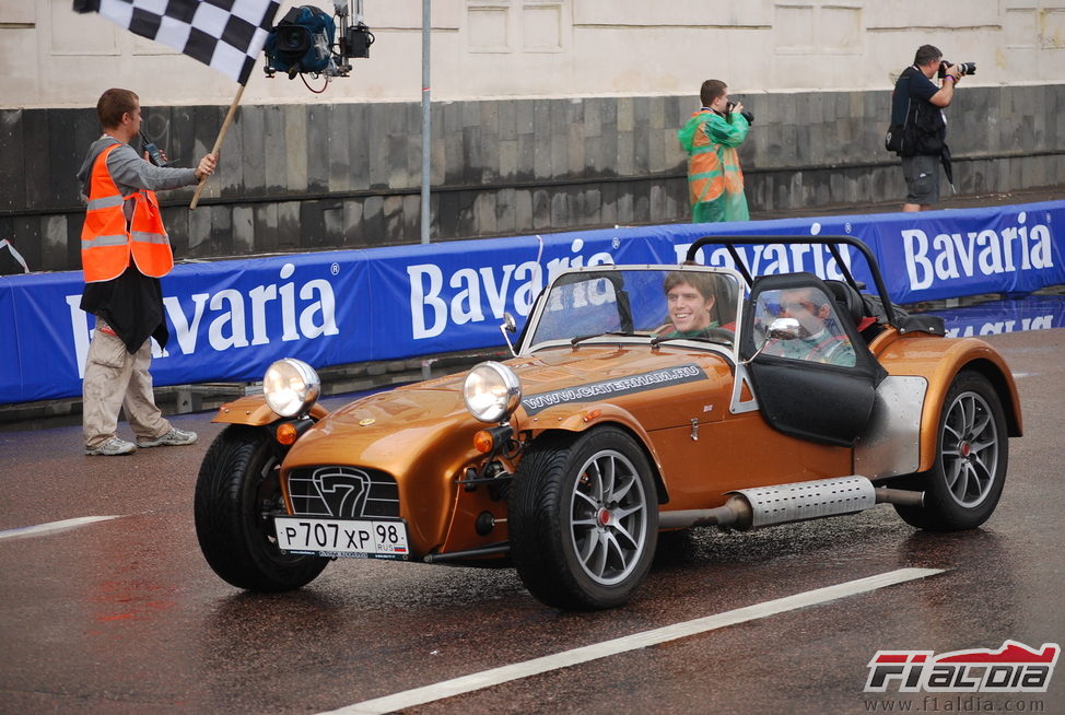 Razia y Chandhok ruedan con el Caterham Seven en Moscú