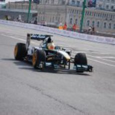 Luiz Razia rueda con el Team Lotus en las calles de Moscú