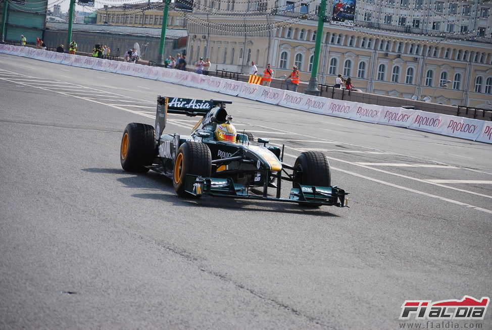 Luiz Razia rueda con el Team Lotus en las calles de Moscú