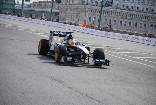Luiz Razia rueda con el Team Lotus en las calles de Moscú