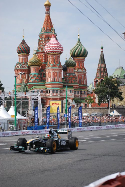 Chandhok pasa ante la Catredral de San Basilio en Moscú