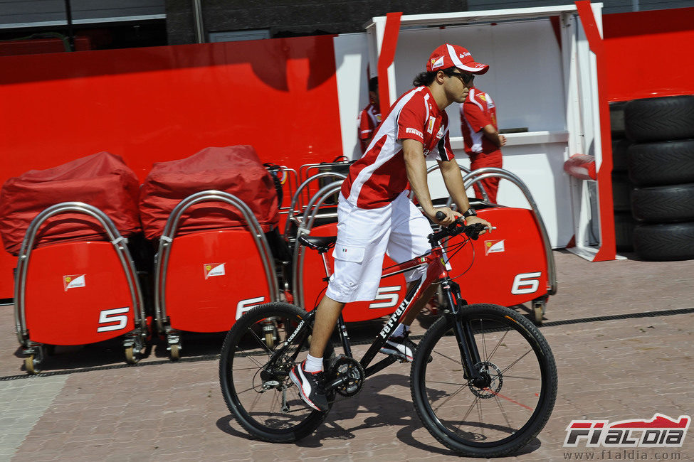 Felipe Massa recorre el circuito de Yeongam en bicicleta