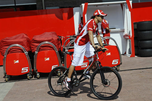 Felipe Massa recorre el circuito de Yeongam en bicicleta