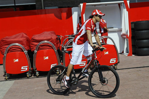Felipe Massa recorre el circuito de Yeongam en bicicleta