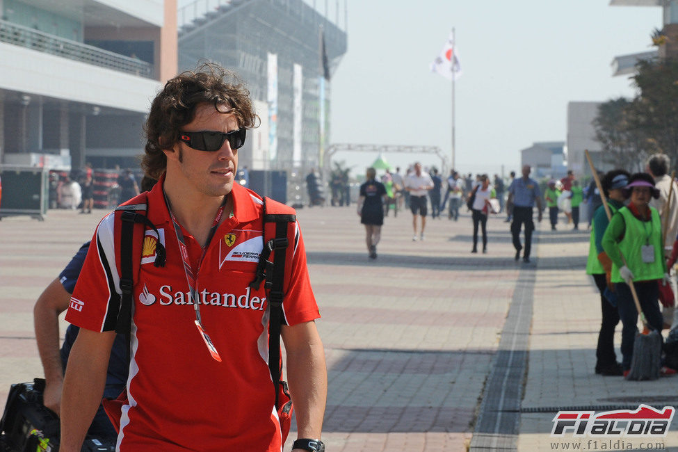 Fernando Alonso llega al circuito de Corea
