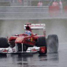 Fernando Alonso sobre la pista empapada de Corea