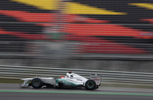 Michael Schumacher rueda por el circuito de Yeongam