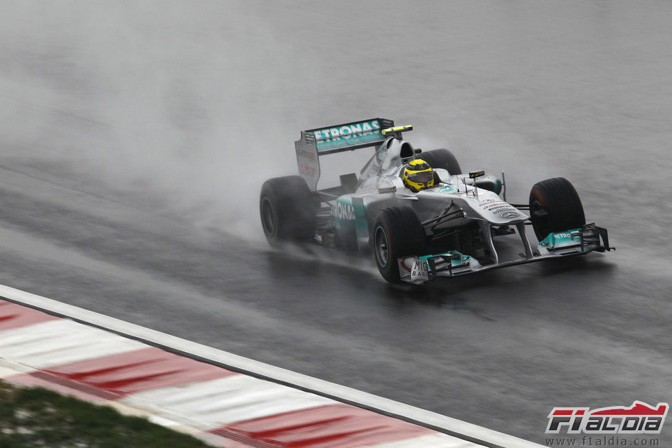 El Mercedes de Rosberg sobre el agua de Corea