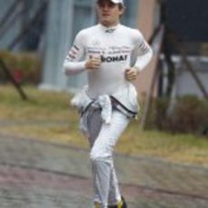 Nico Rosberg corre para no mojarse