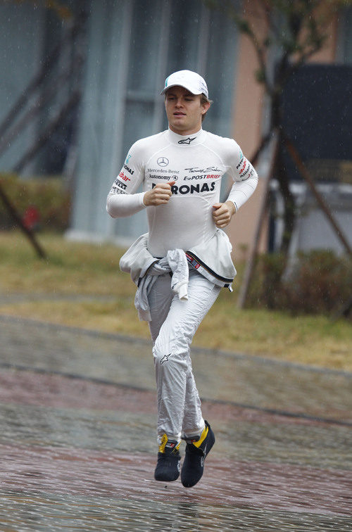 Nico Rosberg corre para no mojarse
