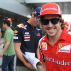 Alonso bromea con su amigo Mark Webber en la India