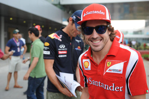 Alonso bromea con su amigo Mark Webber en la India