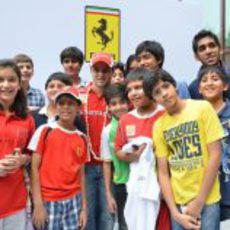 Felipe Massa se rodea de niños en su llegada a India