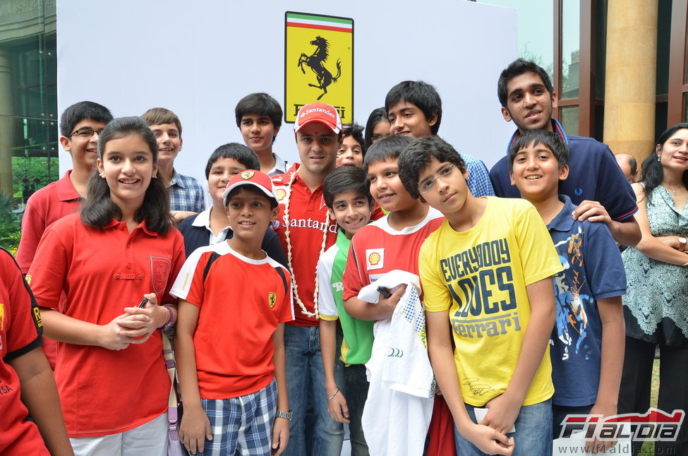 Felipe Massa se rodea de niños en su llegada a India