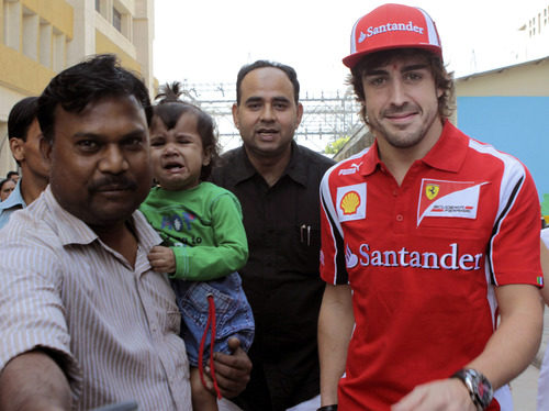 Fernando Alonso se relaciona con la gente del país indio