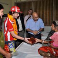 Fernando Alonso entrega regalos en el hospital infantil de Delhi