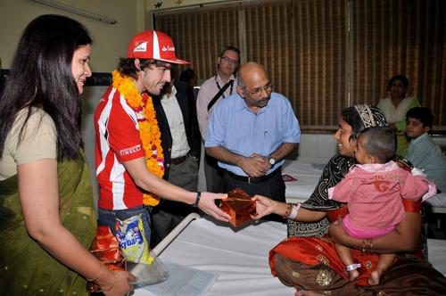 Fernando Alonso entrega regalos en el hospital infantil de Delhi