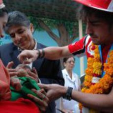 Fernando Alonso vacuna a un niño indio contra la polio
