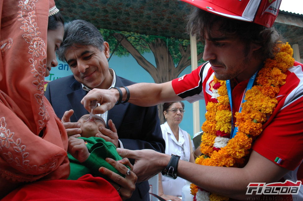 Fernando Alonso vacuna a un niño indio contra la polio