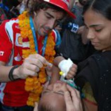 Un niño de India es vacunado contra la polio por Fernando Alonso