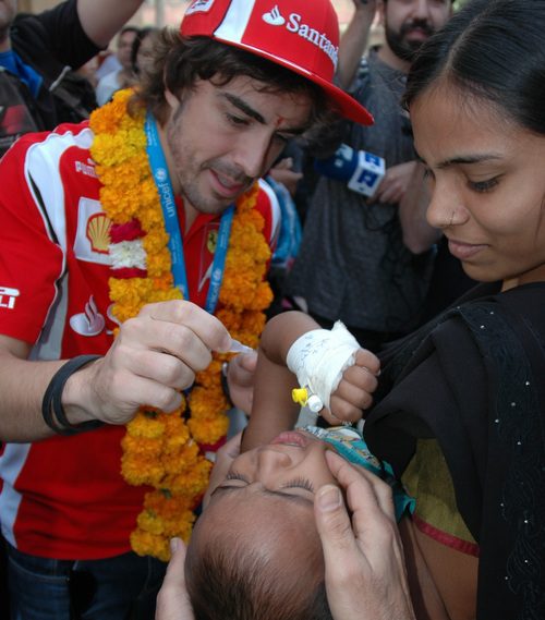 Un niño de India es vacunado contra la polio por Fernando Alonso