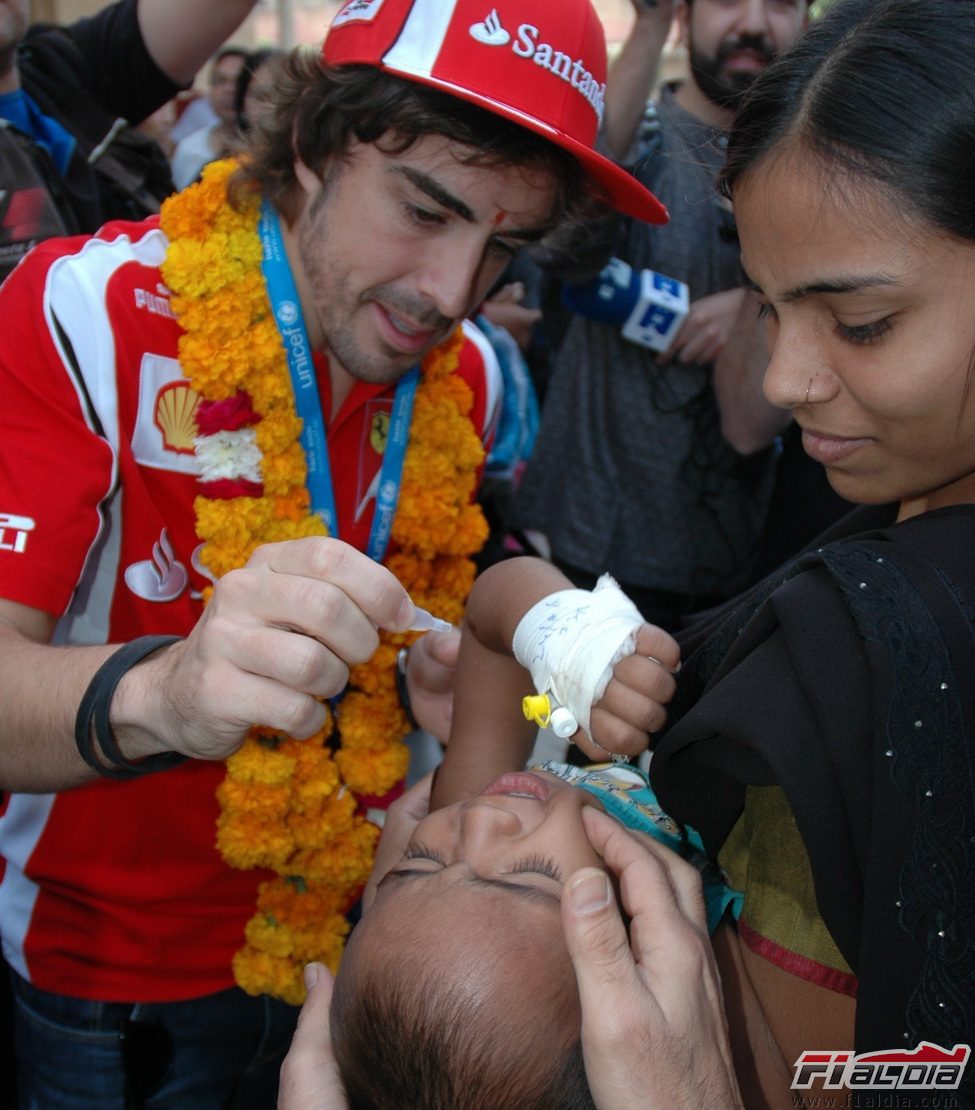 Un niño de India es vacunado contra la polio por Fernando Alonso