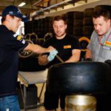 Sebastian Vettel aprendió en India cómo se montan los neumáticos de la Fórmula 1