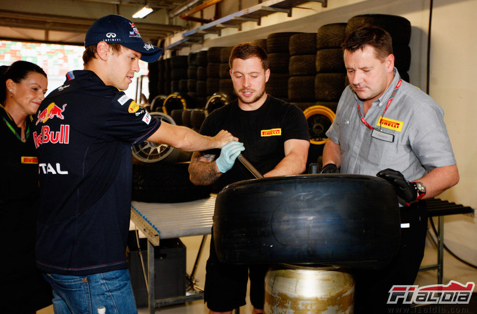 Sebastian Vettel aprendió en India cómo se montan los neumáticos de la Fórmula 1