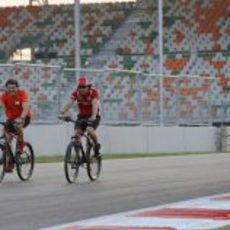 Fernando Alonso y su fisio recorren el circuito de India en bicicleta