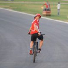 Alonso en bicicleta por el Circuito Internacional de Buddh