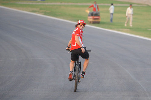 Alonso en bicicleta por el Circuito Internacional de Buddh