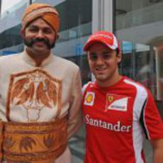 Felipe Massa se fotografía con un personaje local