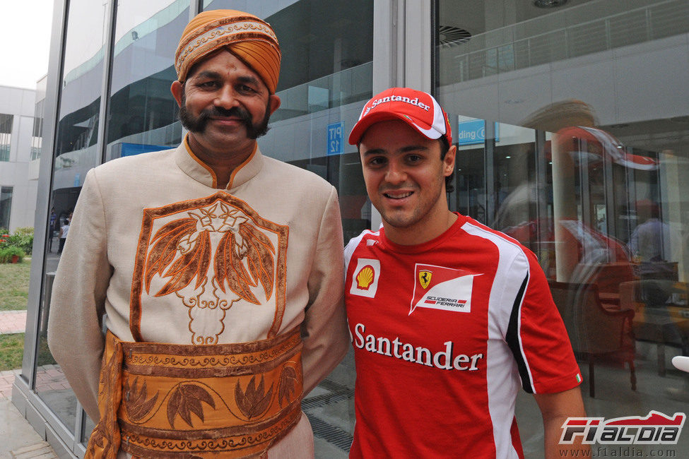 Felipe Massa se fotografía con un personaje local