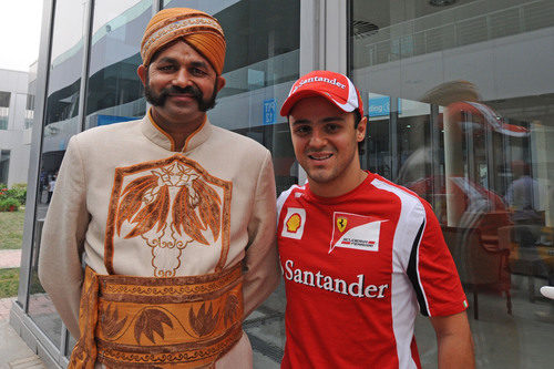 Felipe Massa se fotografía con un personaje local