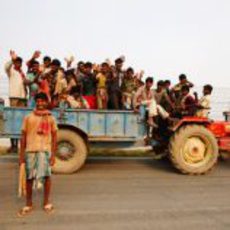 Un tractor lleno de niños en la India