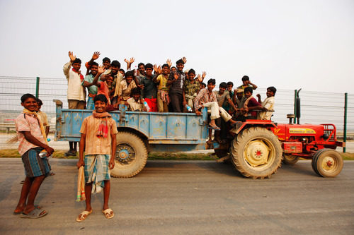 Un tractor lleno de niños en la India