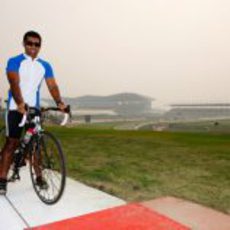 Karun Chandhok se da una vuelta en bicicleta por el circuito de India