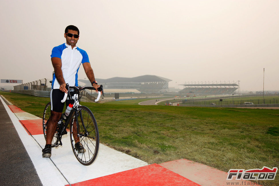 Karun Chandhok se da una vuelta en bicicleta por el circuito de India