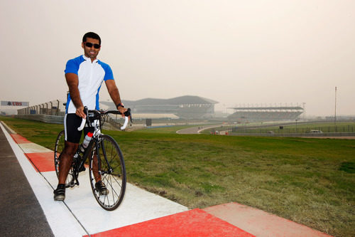 Karun Chandhok se da una vuelta en bicicleta por el circuito de India