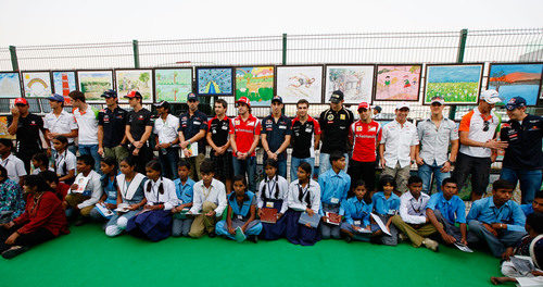 Acto con niños y todos los pilotos de la Fórmula 1 en el circuito indio