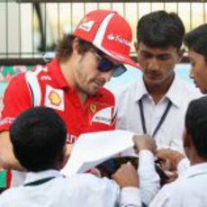 Fernando Alonso firma autógrafos en India