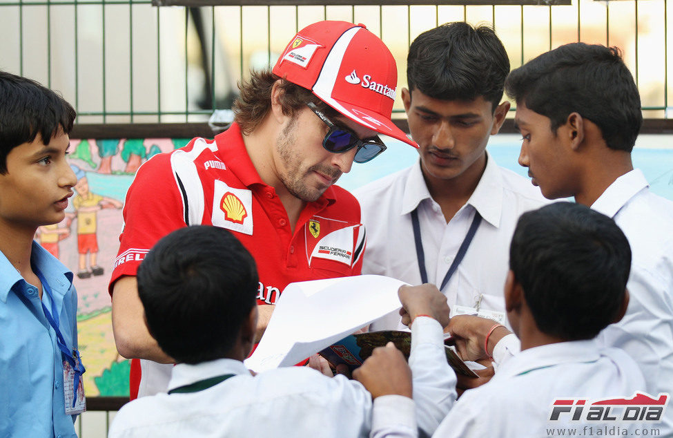 Fernando Alonso firma autógrafos en India