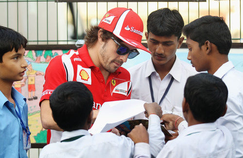 Fernando Alonso firma autógrafos en India