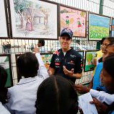 Sebastian Vettel en un acto con niños en el circuito de India