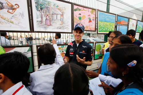 Sebastian Vettel en un acto con niños en el circuito de India