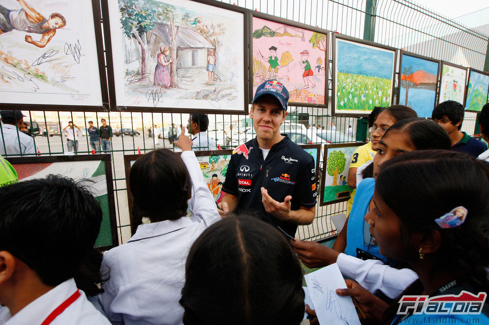 Sebastian Vettel en un acto con niños en el circuito de India