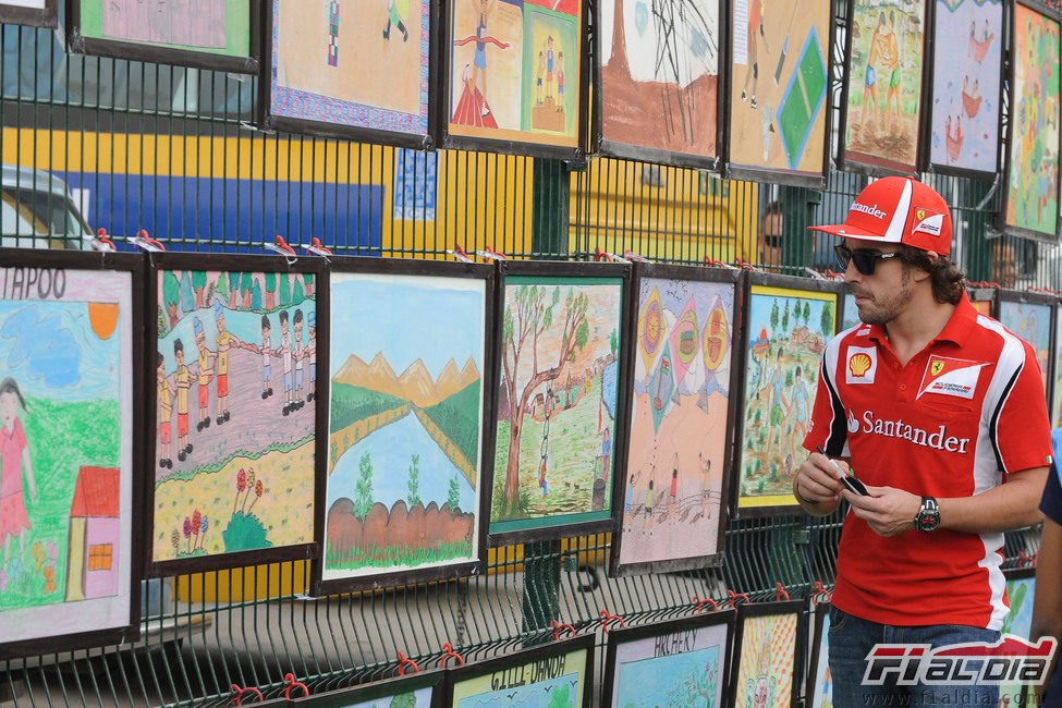 Fernando Alonso contempla los cuadros en el circuito de India