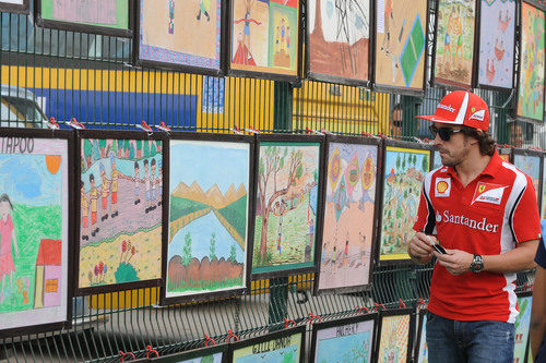 Fernando Alonso contempla los cuadros en el circuito de India