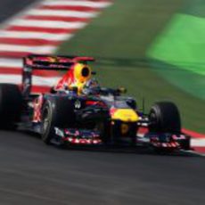 Vettel y su RB7 se encaminan hacia la 'pole' en India