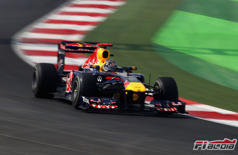 Vettel y su RB7 se encaminan hacia la 'pole' en India